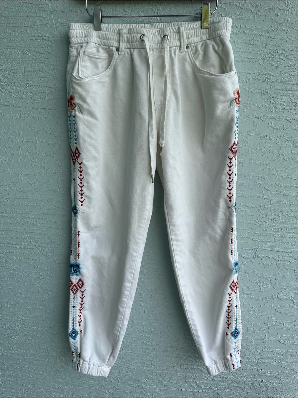 Driftwood woman’s white, tribal embroidered jogger pants size large